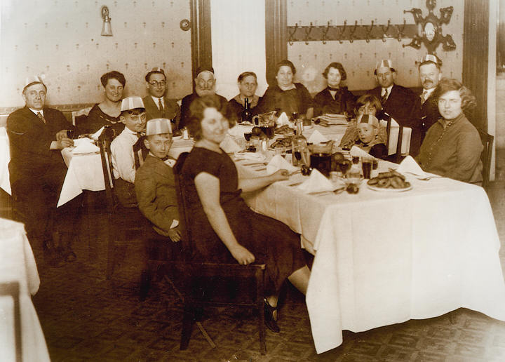 Linger family, somewhere around 1926-1930