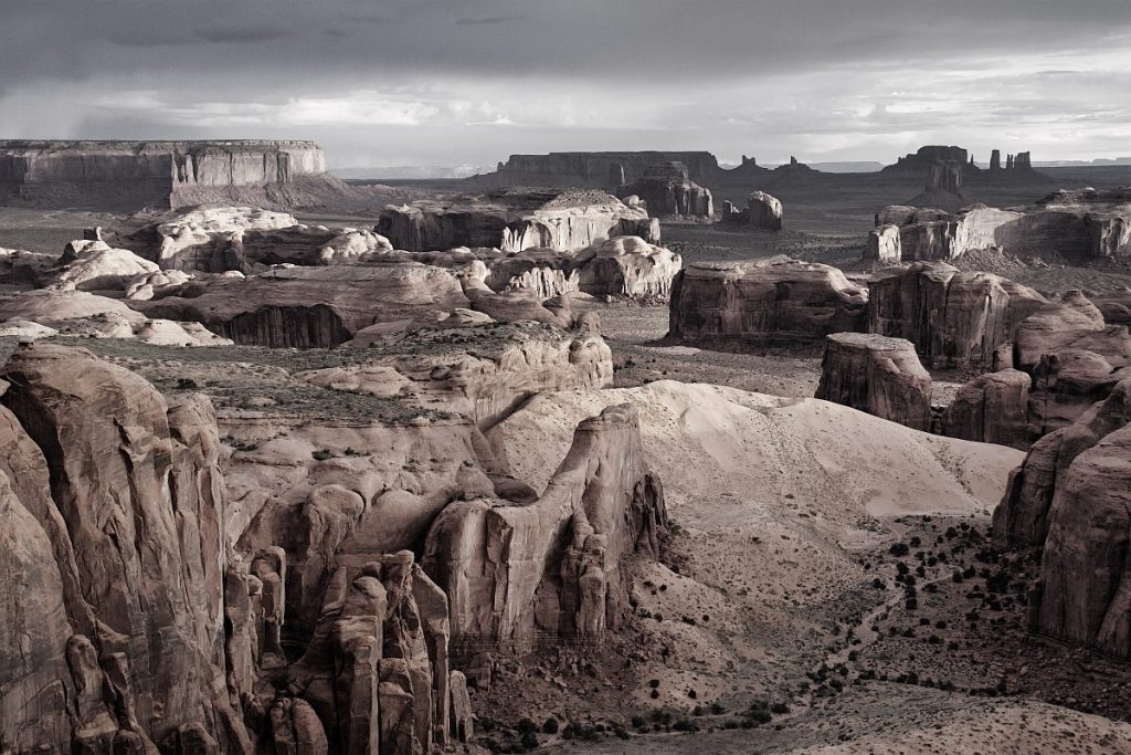 Monument_Valley_BW_0446_3SH_desat_1200W