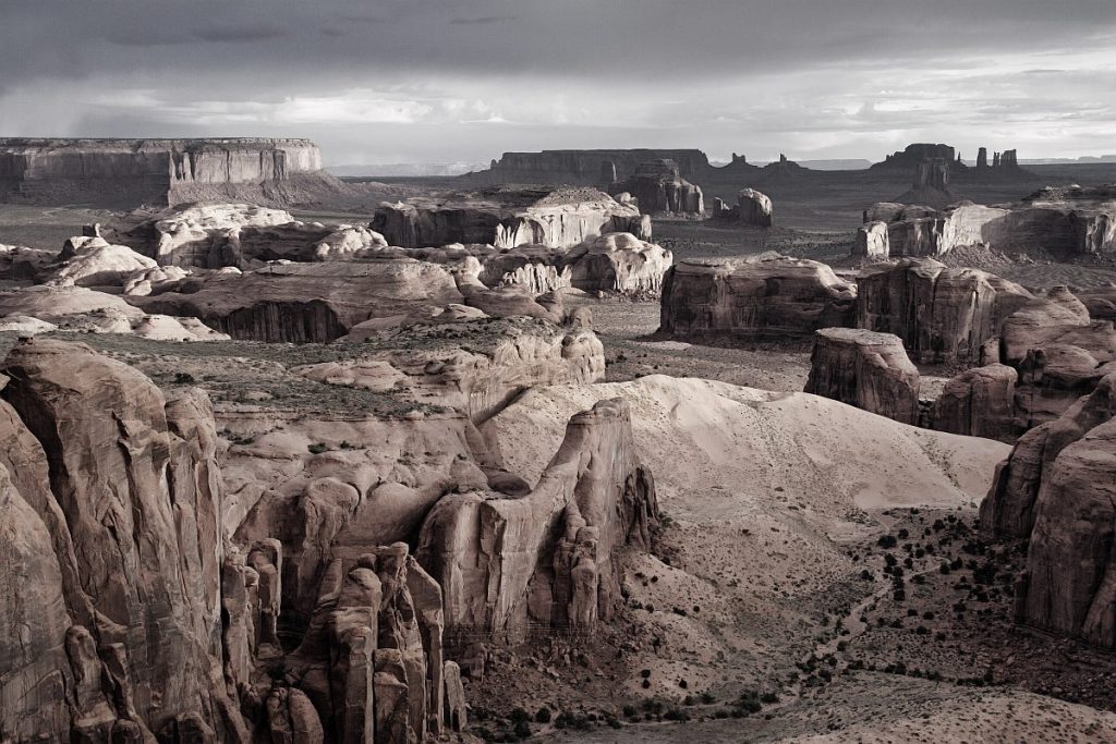 Monument_Valley_BW_0446_3SH_desat_1200W